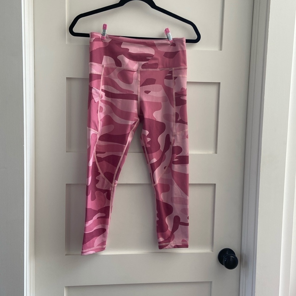 Zyia light and tight pink camo crops​​​​​​​​
